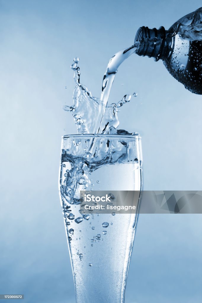 Versare l'acqua - Foto stock royalty-free di Acqua