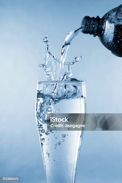 Versare Lacqua - Fotografie stock e altre immagini di Acqua - Acqua, Versare, Freddo