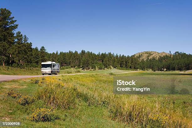 Photo libre de droit de Road Trip Pour Les Campingcars Western Parc Détat De Custer Dakota Du Sud banque d'images et plus d'images libres de droit de Camping-car