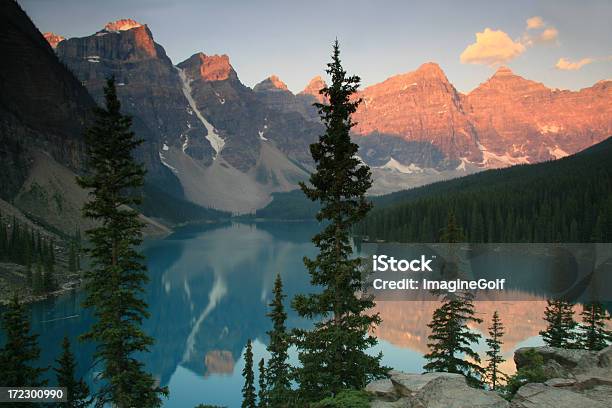 Morraine Lago - Fotografie stock e altre immagini di Alberta - Alberta, Ambientazione esterna, Area selvatica