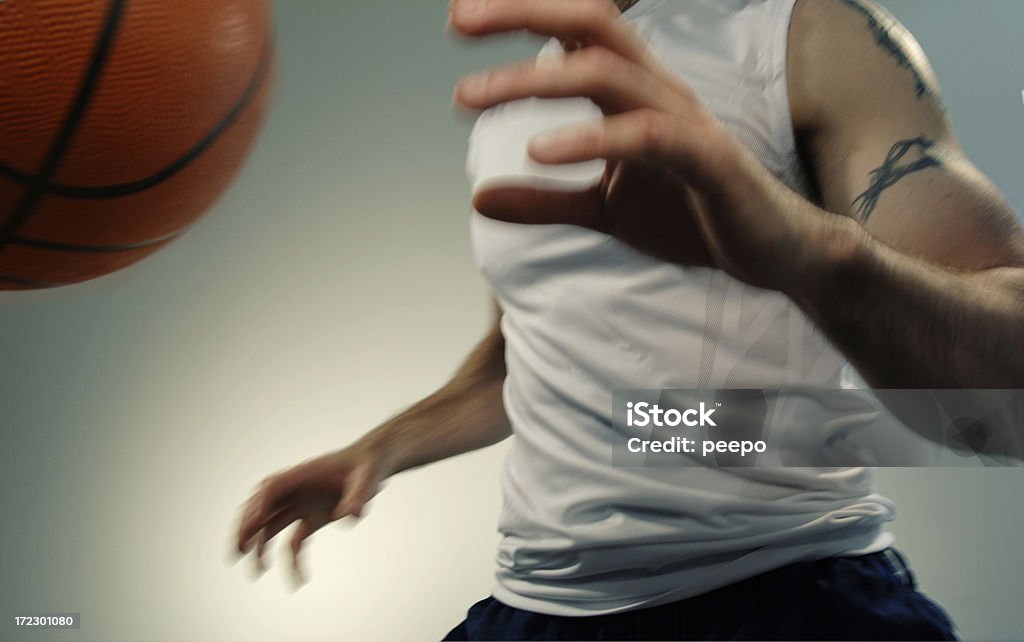 Tattooed homem prepara mão para receber de basquete - Foto de stock de Adulto royalty-free