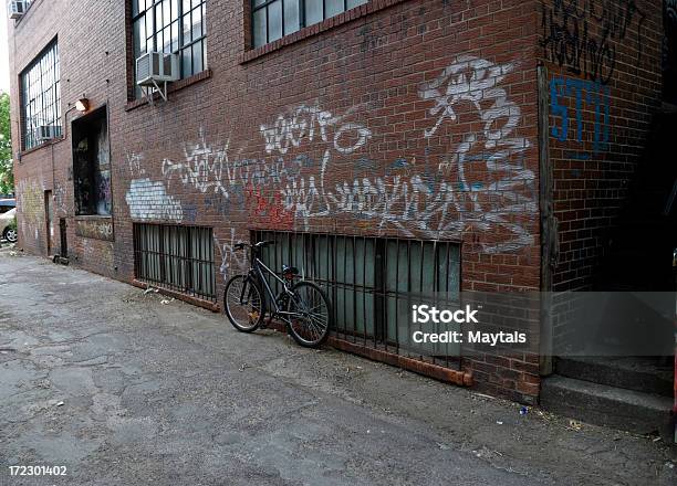 Велосипед В Переулок — стоковые фотографии и другие картинки Решётка безопасности - Решётка безопасности, Чёрный ход, Автомобиль