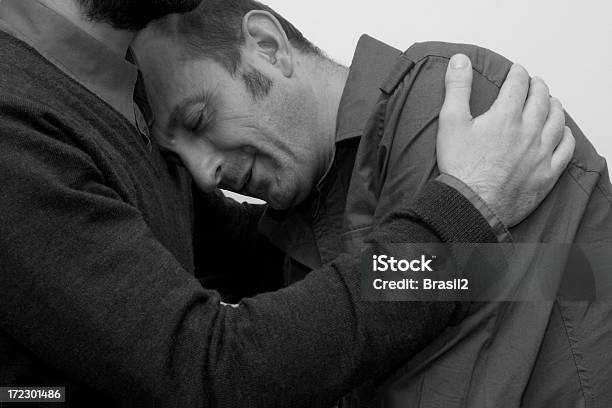 Dolor Foto de stock y más banco de imágenes de Abrazar - Abrazar, Blanco y negro, Amistad