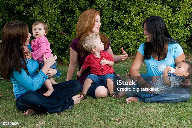 Las Madres Hablando Foto de stock y más banco de imágenes de Adolescencia - Adolescencia, Adulto, Adulto joven