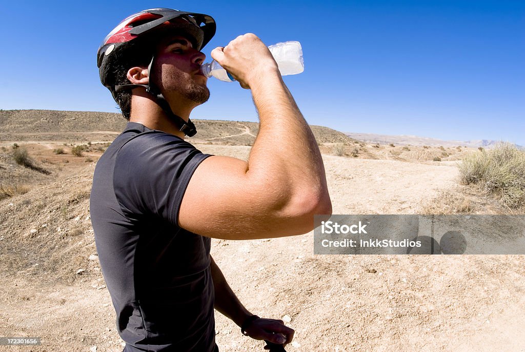 Montanha motociclista de água potável - Foto de stock de Artigo de vestuário para cabeça royalty-free