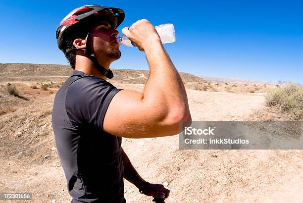 Foto de Montanha Motociclista De Água Potável e mais fotos de stock de Artigo de vestuário para cabeça - Artigo de vestuário para cabeça, Beber, Calor