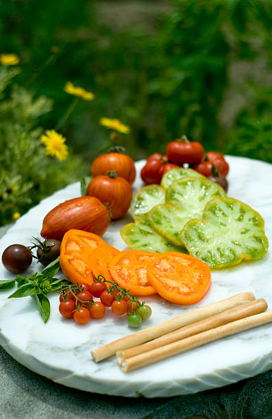 негибридный томат закуски ассорти на свежем воздухе - green tomato black krim tomato cherry tomato tomato стоковые фото и изображения