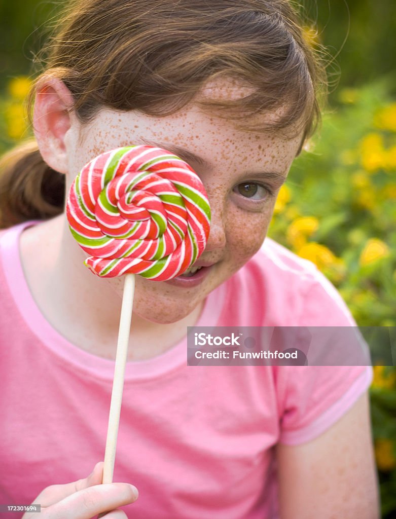 Schüchtern Kind Redhead. Mädchen mit Sommersprossen verstecken hinter Lutscher Candy - Lizenzfrei 8-9 Jahre Stock-Foto