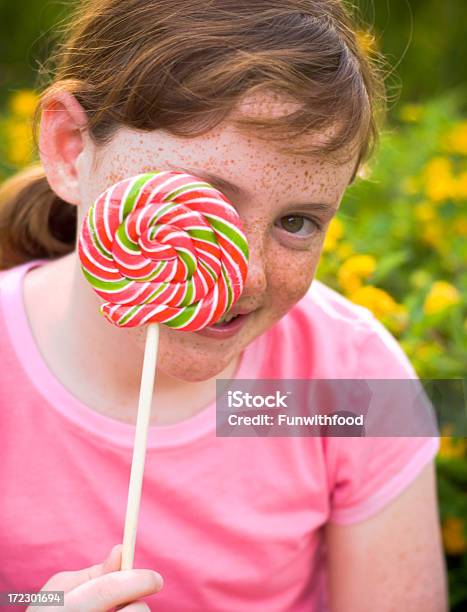 Schüchtern Kind Redhead Mädchen Mit Sommersprossen Verstecken Hinter Lutscher Candy Stockfoto und mehr Bilder von 8-9 Jahre