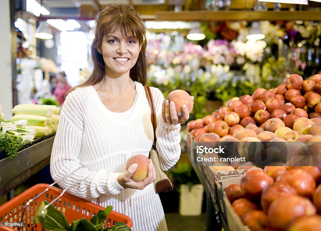 Compras no mercado - Foto de stock de Cabelo Castanho royalty-free