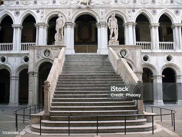 Foto de Escaleriñas e mais fotos de stock de Palácio dos Doges - Veneza - Palácio dos Doges - Veneza, Arco - Característica arquitetônica, Arco de arqueiro