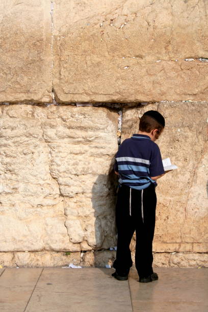 ragazzo al muro del pianto - yiddish foto e immagini stock