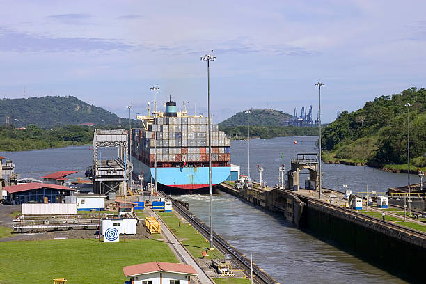 파나마운하 - panama canal panama container ship industrial ship 뉴스 사진 이미지