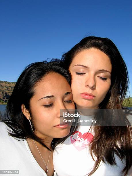 Sisterhood Latina - Fotografie stock e altre immagini di Insieme - Insieme, Abbracciare una persona, Adolescente