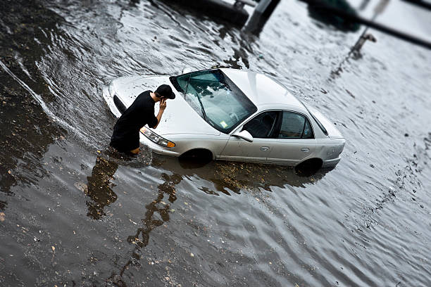 inondazione di assicurazione - camminare nellacqua foto e immagini stock