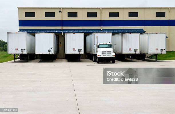 Foto de Doca Para Carga Descarga e mais fotos de stock de Azul - Azul, Baía de Carregamento, Branco