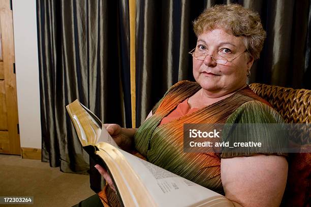 Mujer Madura Leyendo Foto de stock y más banco de imágenes de Mujeres - Mujeres, Una sola mujer, Diccionario