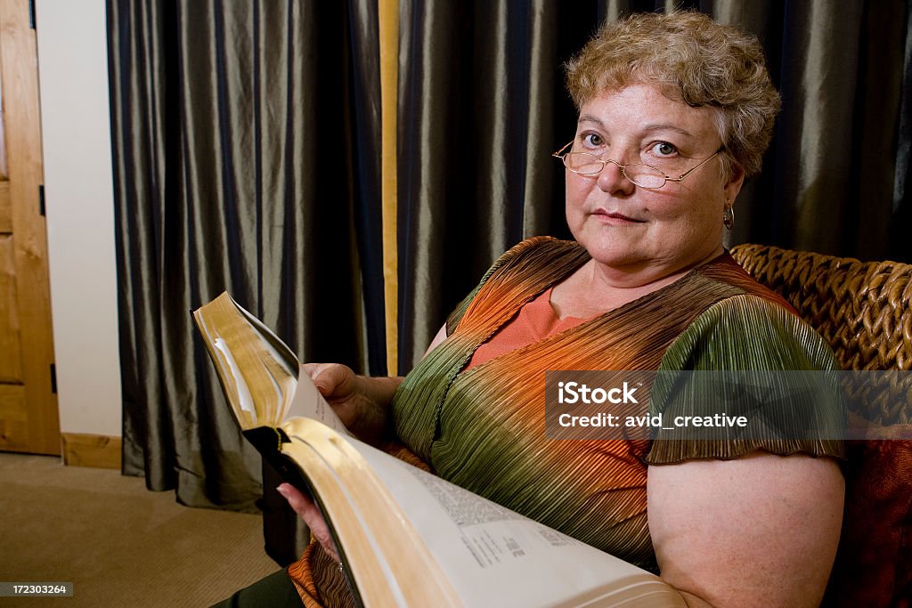 Mulher Madura leitura - Foto de stock de Mulheres royalty-free