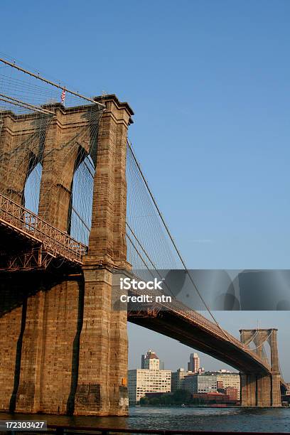 Brooklyn Bridge W Nowym Jorku - zdjęcia stockowe i więcej obrazów Amerykańska flaga - Amerykańska flaga, Architektura, Bez ludzi