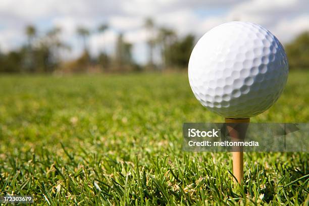 Photo libre de droit de Balle De Golf Avec En Toile De Fond banque d'images et plus d'images libres de droit de Activité de loisirs - Activité de loisirs, Balle de golf, Balle ou ballon