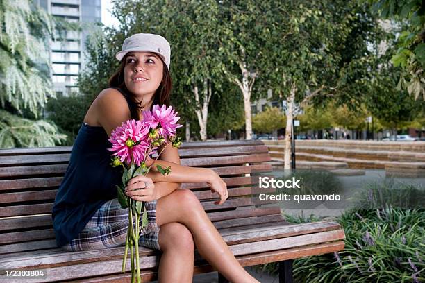 Photo libre de droit de Belle Jeune Femme Latina Suprised Avec Des Fleurs Sur Un Banc Copyspace banque d'images et plus d'images libres de droit de Petite amie