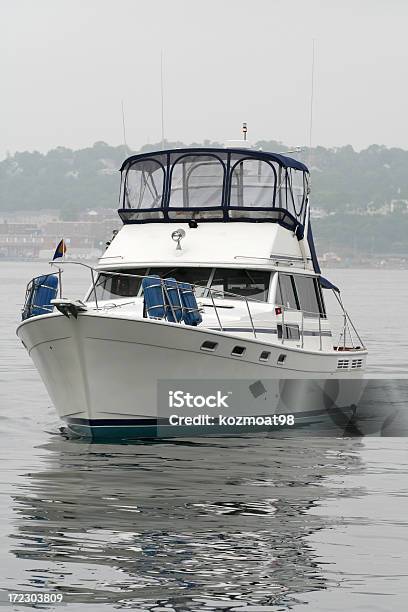 Ein Kajütboot Stockfoto und mehr Bilder von Wasserfahrzeug - Wasserfahrzeug, Abenteuer, Atlantik