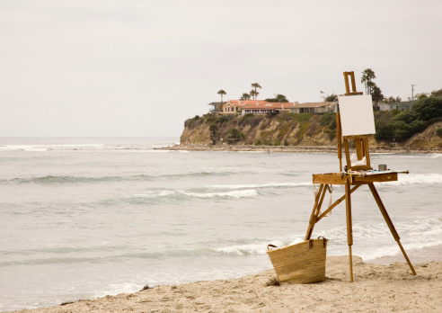 Escenario costero con Portadocumentos con caballete photo