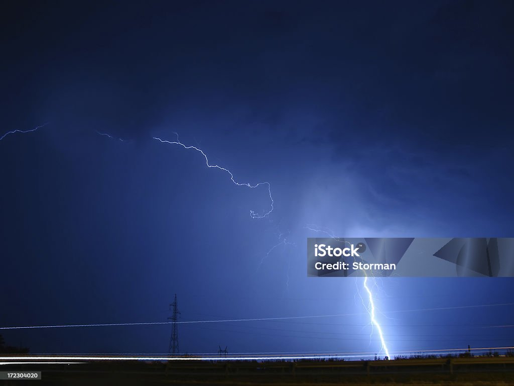 Blu lightning su pali elettrico - Foto stock royalty-free di Asta - Oggetto creato dall'uomo