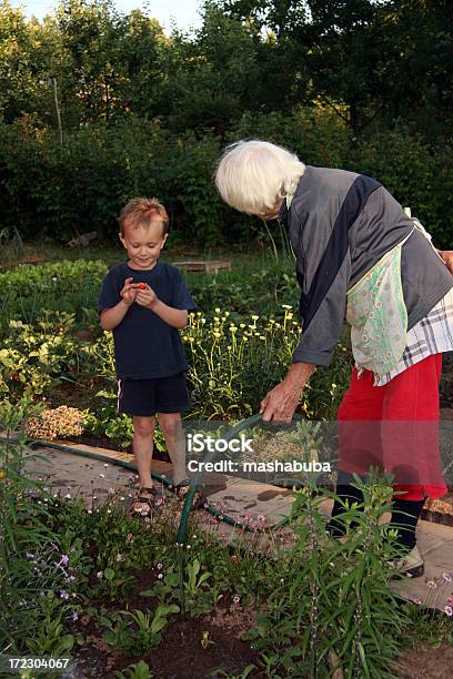 Nonna E Nipote Su Giardino - Fotografie stock e altre immagini di Abbracciare una persona - Abbracciare una persona, Accudire, Adulto