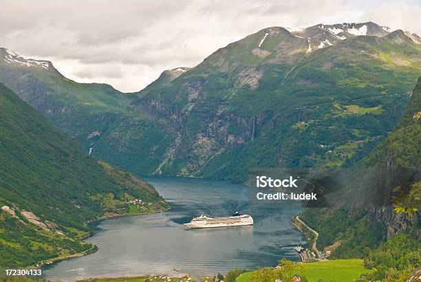 Navio De Cruzeiro No Fiorde - Fotografias de stock e mais imagens de Barco de Cruzeiro - Barco de Cruzeiro, Noruega, Ao Ar Livre