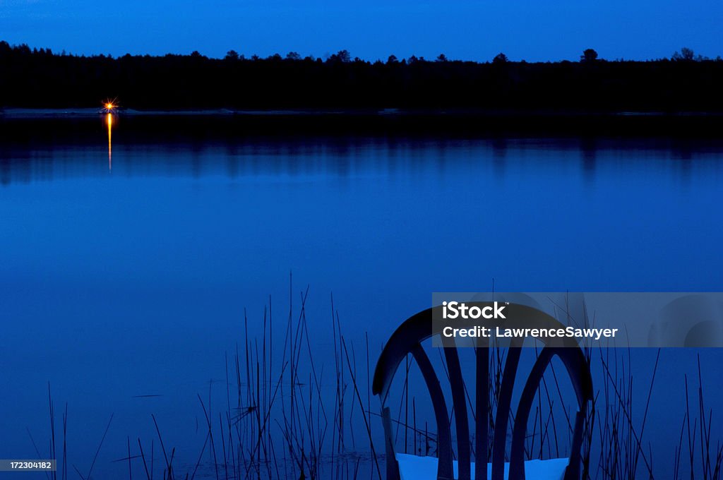 Sedia, lago, campfire, crepuscolo - Foto stock royalty-free di Ambientazione tranquilla