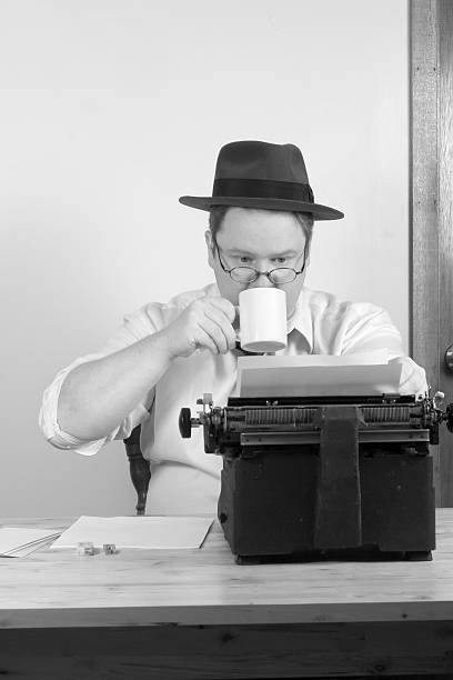 ヴィンテージの作成、1940 年代頃 - typewriter tv reporter retro revival fedora ストックフォトと画像