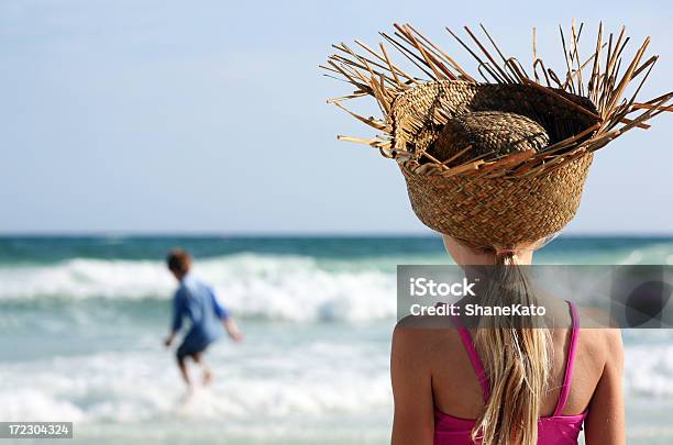 Foto de Diversão Na Praia e mais fotos de stock de Chapéu de palha - Chapéu de palha, Menina, Meninos