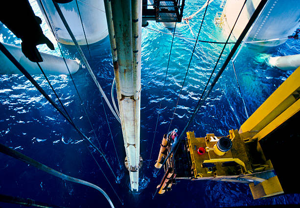 엔진오일 산업 - oil rig oil sea aerial view 뉴스 사진 이미지