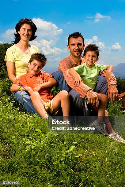 Foto de Família Feliz e mais fotos de stock de Abraçar - Abraçar, Adulto, Amor