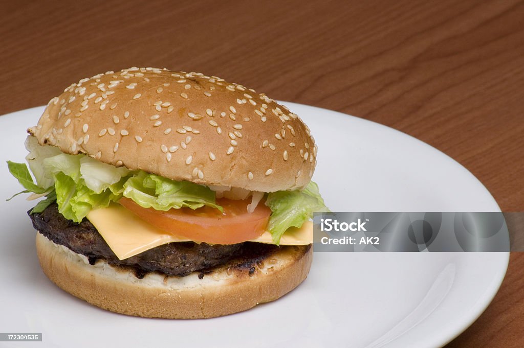 Гамбургер на тарелке - Стоковые фото Барбекю роялти-фри