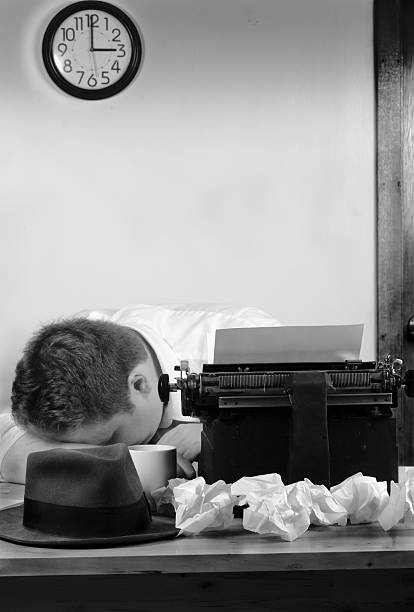 残業 1940 年頃） - typewriter tv reporter retro revival fedora ストックフォトと画像
