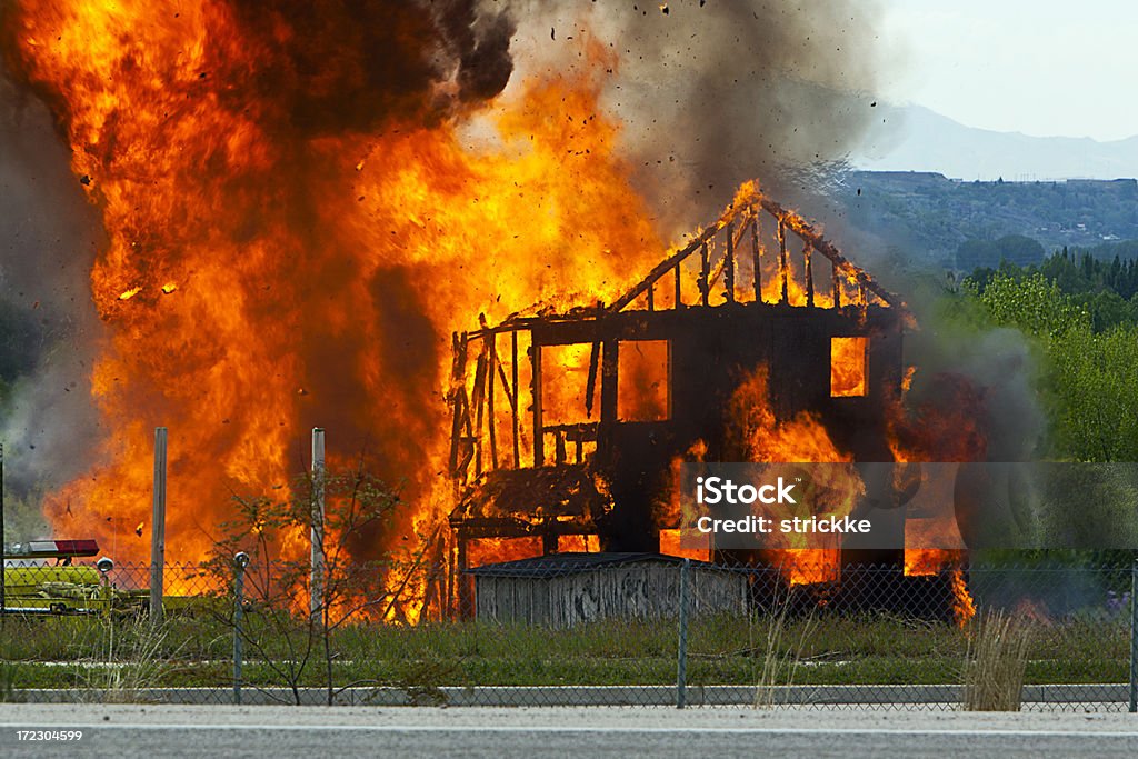 Flammes et la fumée de l'incendie violence accélération - Photo de Accident et désastre libre de droits