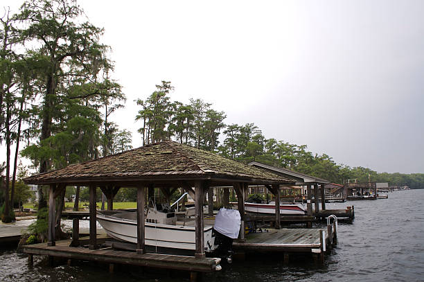 мох тканью boat house - white lake стоковые фото и изображения