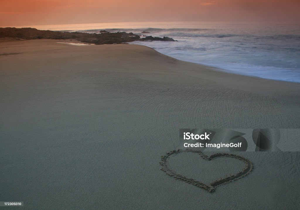 Cuore sulla sabbia di una spiaggia tropicale. - Foto stock royalty-free di Ambientazione esterna