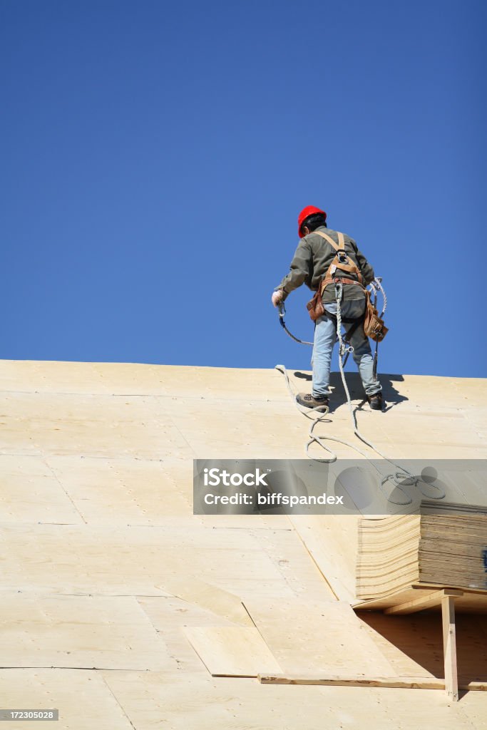Pessoa que Constrói Telhados de Arnês de segurança - Royalty-free Arnês de segurança Foto de stock