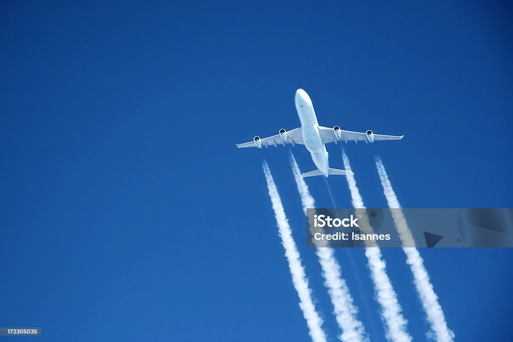 Volare alto. Aereo commerciale in altitudine - Foto stock royalty-free di Scia aerea