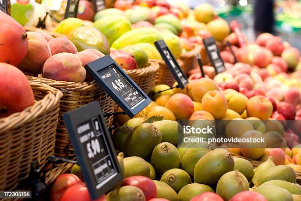 Kiwi Peaches Bordeaux E Meloni - Fotografie stock e altre immagini di Frutto Kiwi - Frutto Kiwi, Supermercato, Alimentazione sana