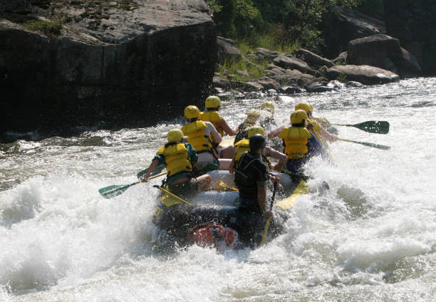 "rafting" en aguas rápidas - rafting rapid white water atlanta whitewater boating fotografías e imágenes de stock