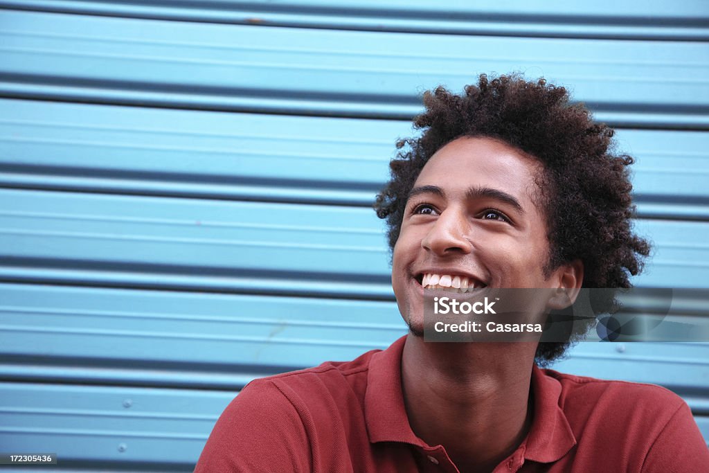 Giovane uomo sorridente - Foto stock royalty-free di 20-24 anni