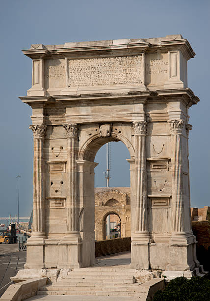 arco de trajano (de paredes) - column rome ancona corinthian imagens e fotografias de stock