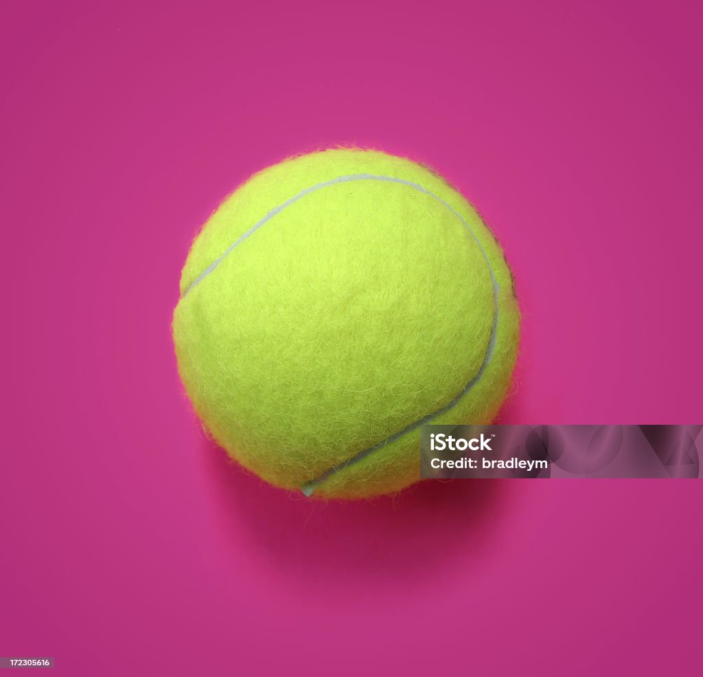 Balle de Tennis sur rose - Photo de Balle de tennis libre de droits