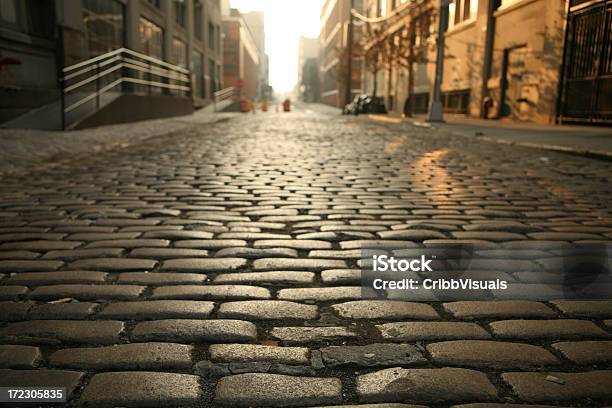 Необитаемый Brooklyn Dumbo Мощеные Улицы Утро — стоковые фотографии и другие картинки Булыжник - Булыжник, Улица, Нью-Йорк