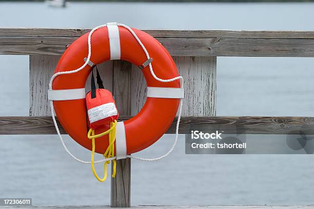 Photo libre de droit de Vie Buoy Suspendue Sur Un Dock banque d'images et plus d'images libres de droit de Assistance - Assistance, Baie - Eau, Balise flottante