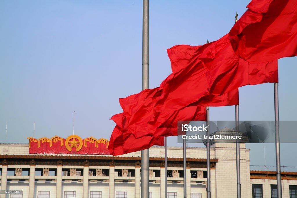 Indicadores de alerta en frente del Partido Comunista emblema - Foto de stock de Arquitectura exterior libre de derechos